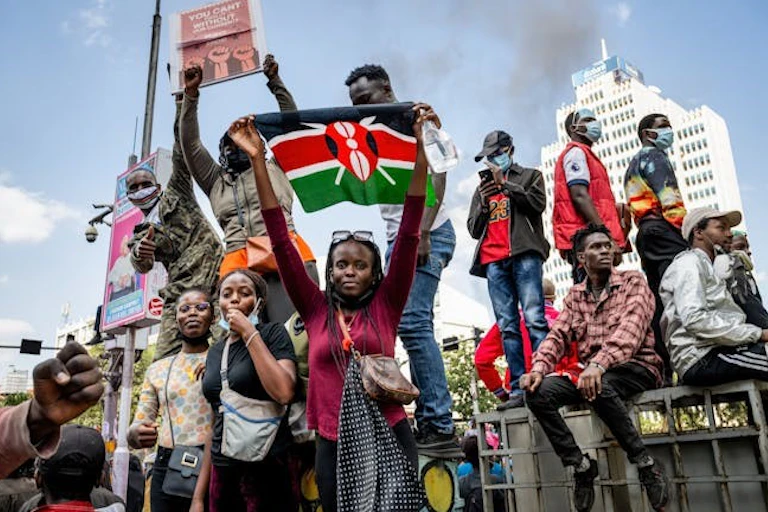 Un manifestant brandit un drapeau kenyan lors de la manifestation nationale.