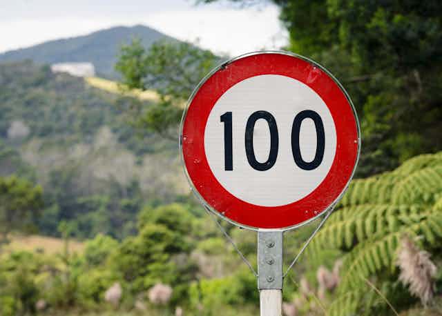 A 100 Km/hour speed limit sign in rural New Zealand.