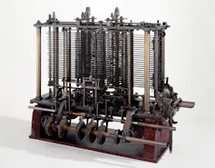 Une machine de métal et de bois avec de nombreux engrenages et systèmes mécaniques