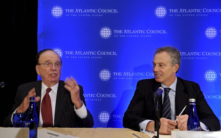 Rupert Murdoch e Tony Blair no jantar de gala de 2008 do Conselho Atlântico dos Estados Unidos, em Washington.