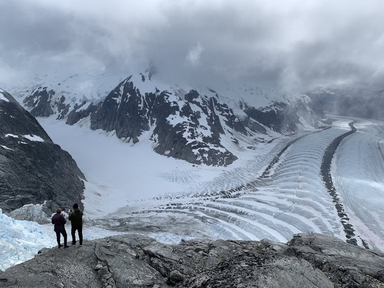 Large glacier goes through valley