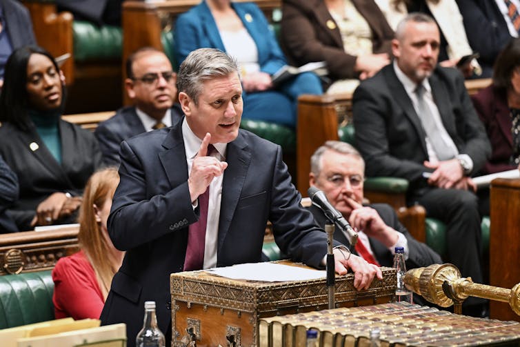 Keir Starmer discursa no parlamento.