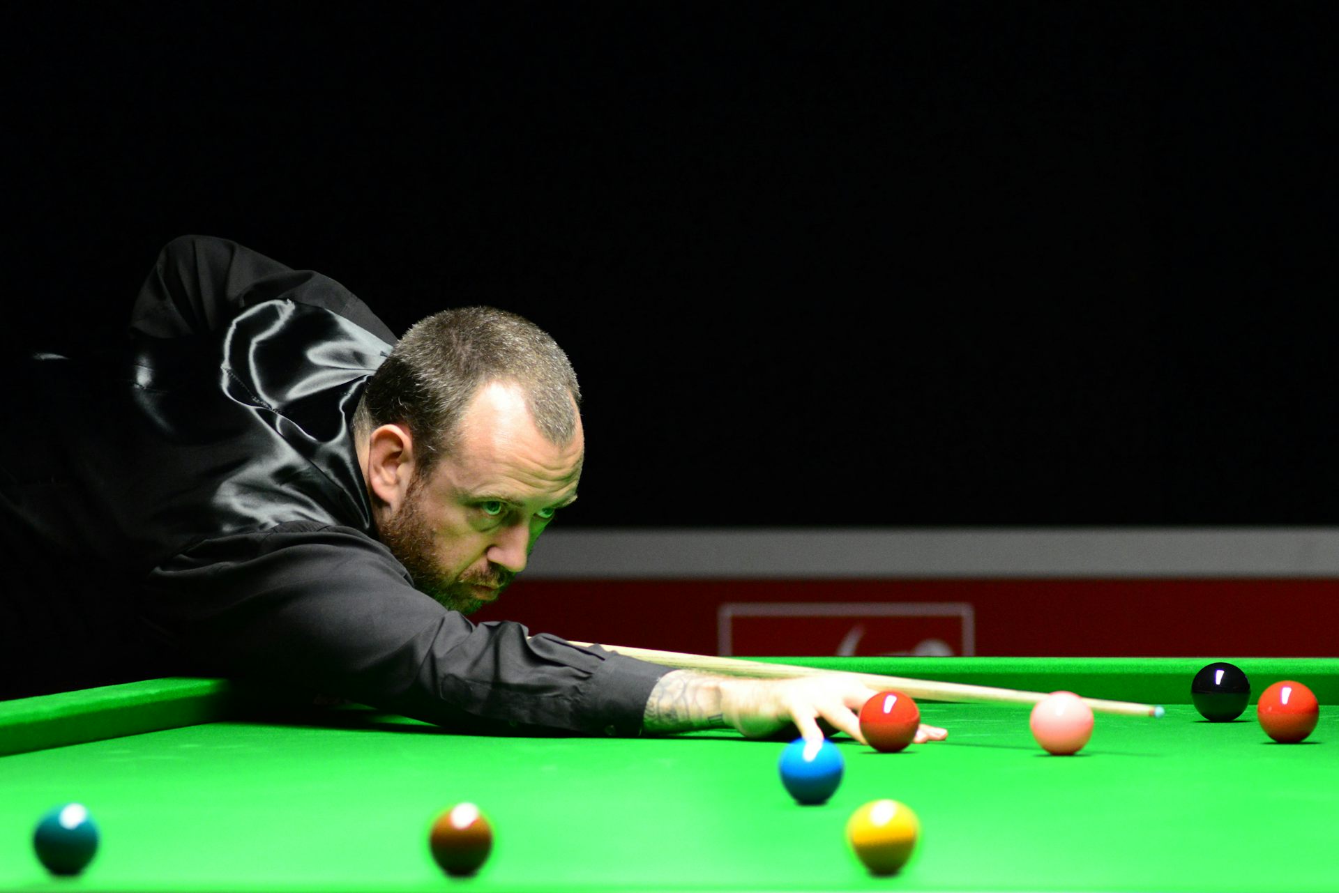 Seorang pemain 'snooker' tengah melihat jauh ke arah atas.