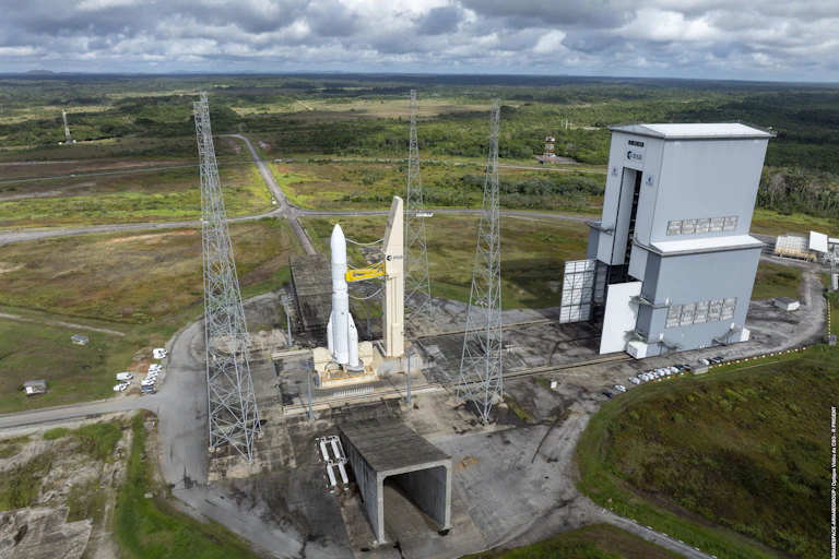 Ariane 6 sur son pas de tir à Kourou.