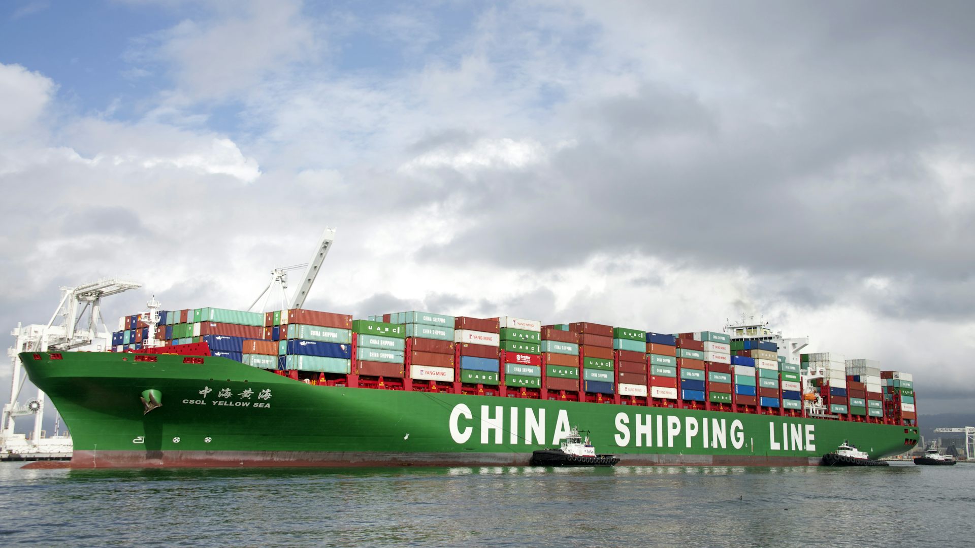 Un bateau transportant des conteneurs sur lequel on peut lire « China shipping line »