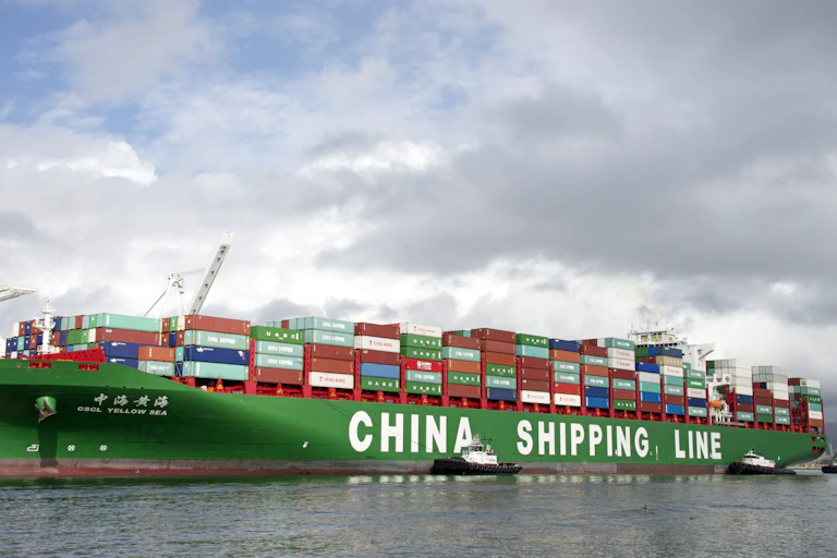 Un bateau transportant des conteneurs sur lequel on peut lire « China shipping line »