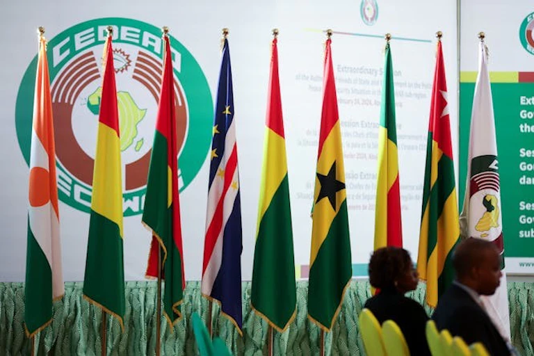 des pays différents alignés dans une salle