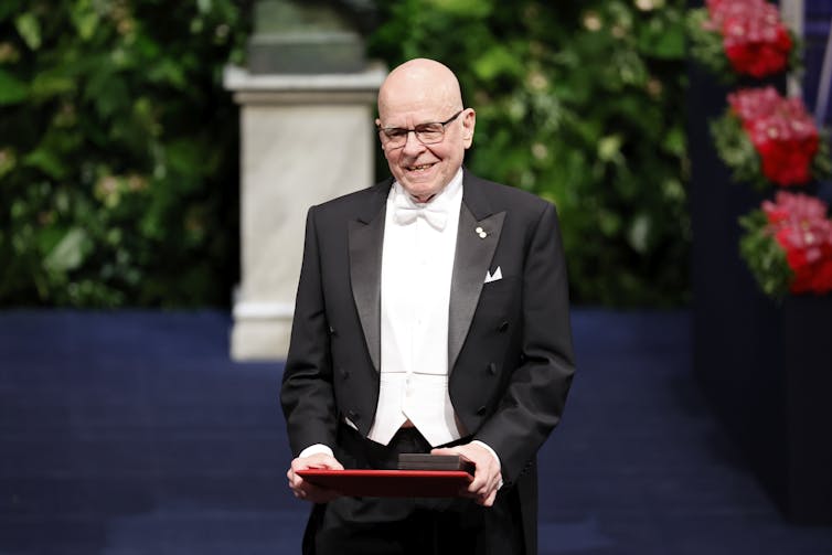 Karl Barry Sharpless receives the Nobel Prize in 2022