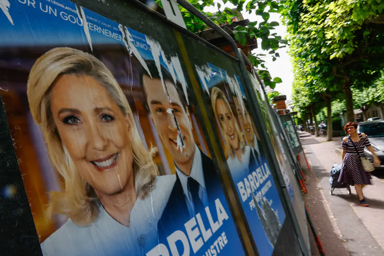 Cartazes mostrando Marine Le Pen e Jordan Bardella.