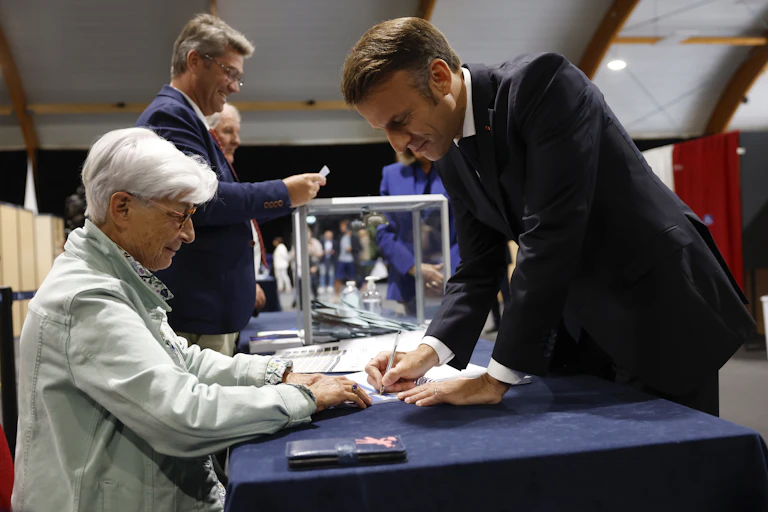 O presidente da França, Emmanueol Macron, vota no segundo turno da eleição francesa, em julho de 2024.