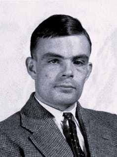 Portrait photographique en noir et blanc d’Alan Turing