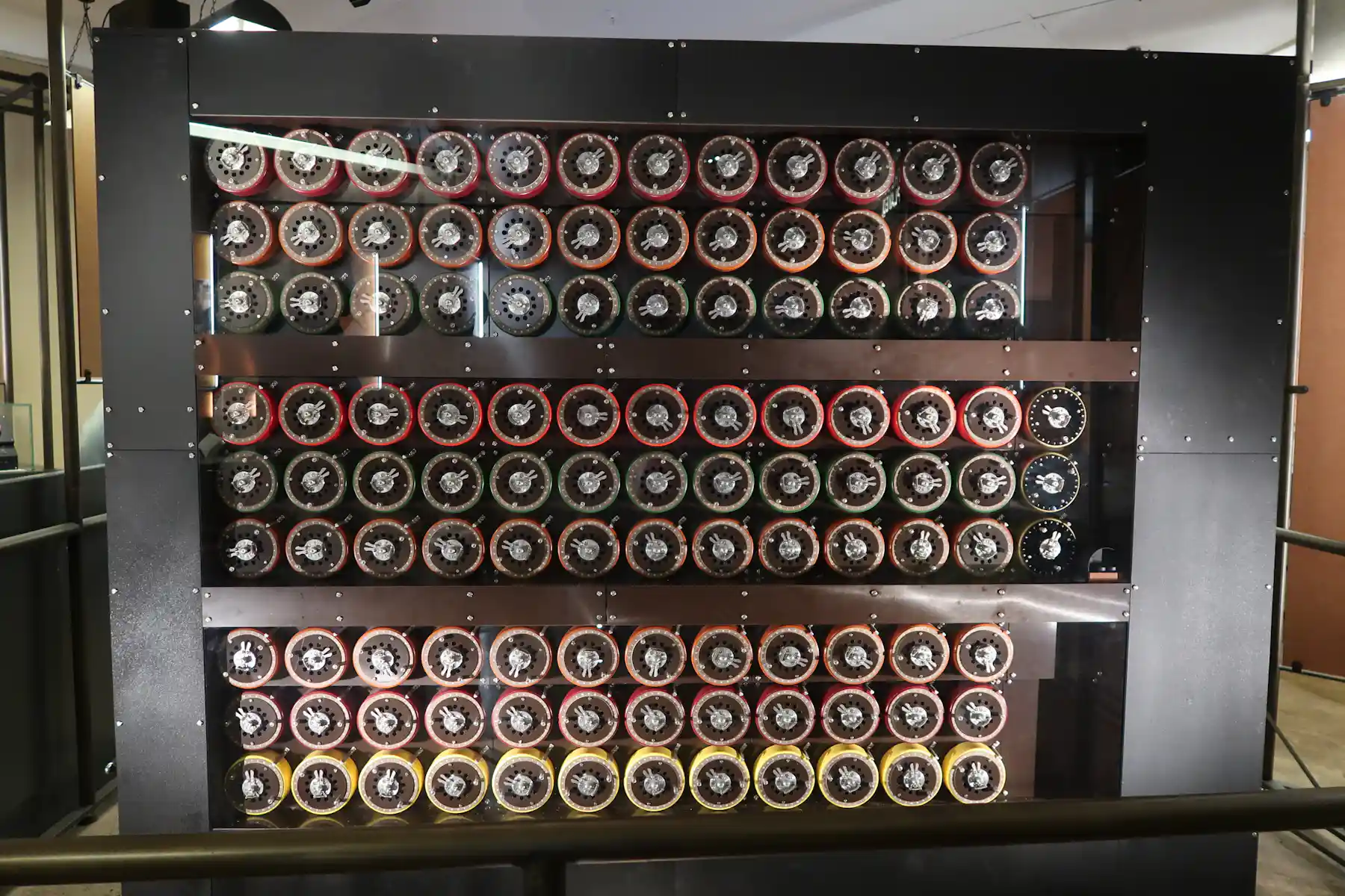 The Automatic Computing Machine Alan Turing : de l’ordinateur à l’IA, parcours d’un génie des maths