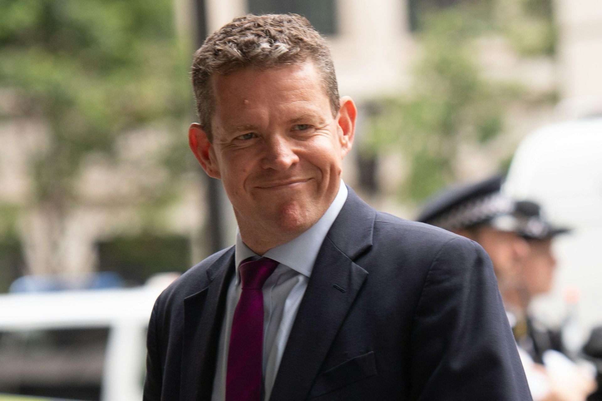 Um close de Rhun ap Iorwerth sorrindo.