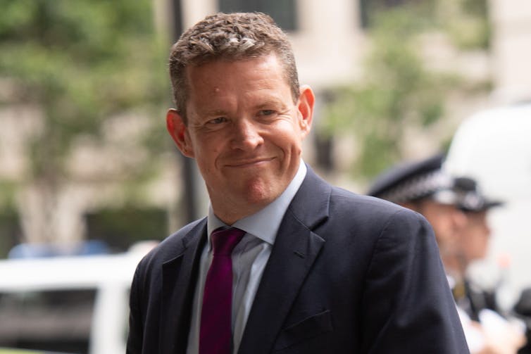 Um close de Rhun ap Iorwerth sorrindo.