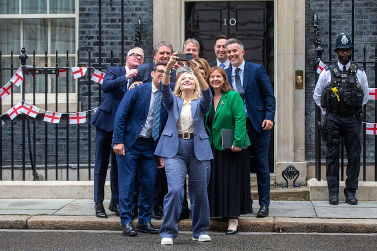 Prefeitos da Inglaterra se reúnem para tirar uma selfie em frente ao número 10 da Downing Street.