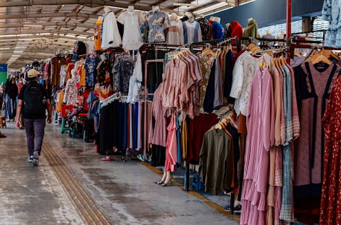 Tabungan masyarakat menurun, tren belanja naik. Haruskah kita khawatir?
