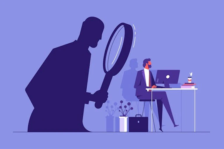 Illustration d'une personne travaillant à un bureau, en costume d'affaires, sous le regard d'un personnage de l'ombre, invisible, tenant une loupe géante.