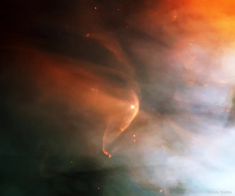 Imagem do Telescópio Espacial Hubble de uma estrela viajando pela nebulosa de Órion, criando uma 'esteira' de gás ao redor de sua heliosfera.