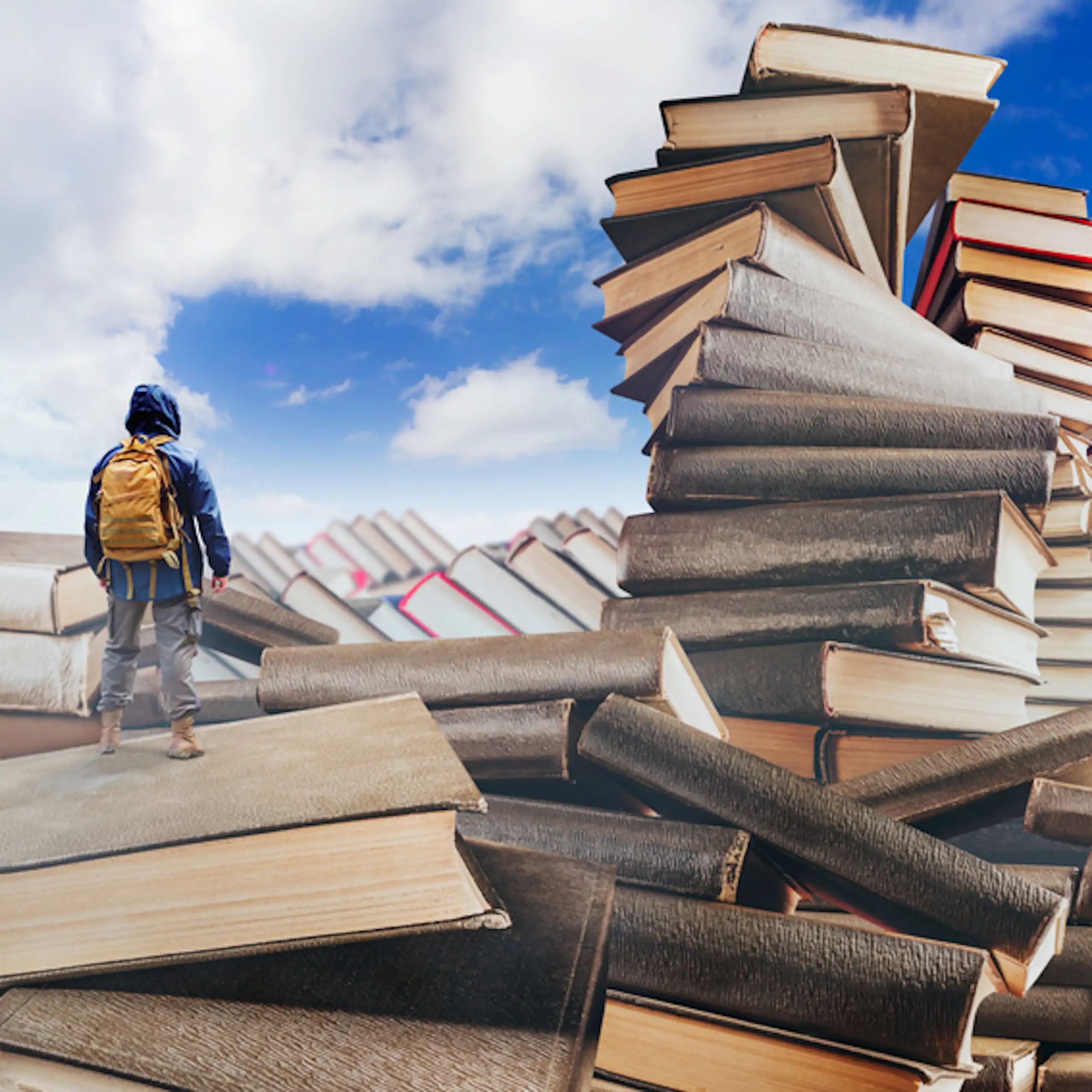Voyageur avec un sac à dos debout dans une vallée de montagnes fantastiques faites de livres