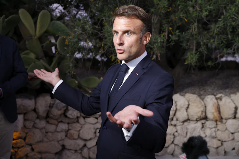 Le président français Emmanuel Macron fait un geste alors qu'il s'adresse aux médias lors du sommet du G7 au centre de villégiature Borgo Egnazia à Savelletri, près de Bari, en Italie, le 14 juin 2024.