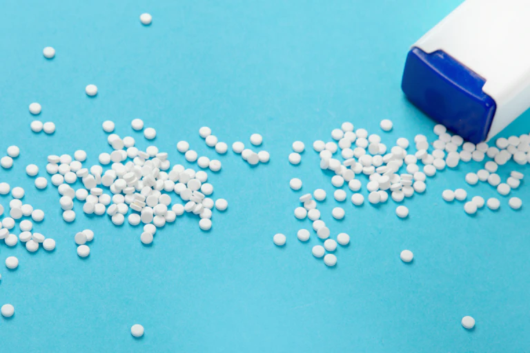 blue abckground, small white sweeteners, white packet with blue pid
