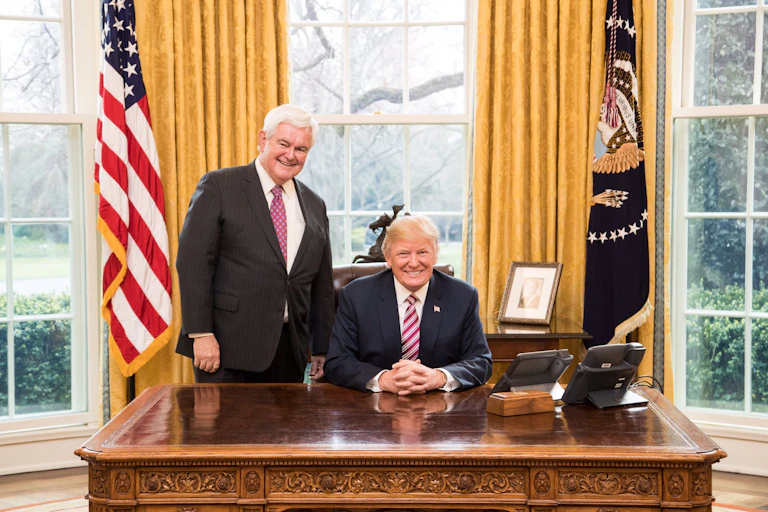 New Gingrich prend la pose aux côtés de Donald Trump dans le Bureau ovale