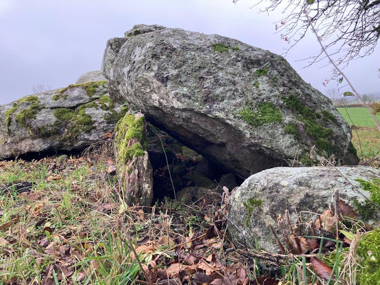 Túmulo de passagem neolítica em Karleby em Falbygden, Suécia.