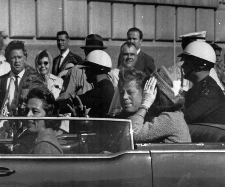 Foto en blanco y negro de JFK en el coche antes del tiroteo