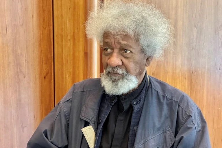 Un homme aux cheveux blancs bien fournis.