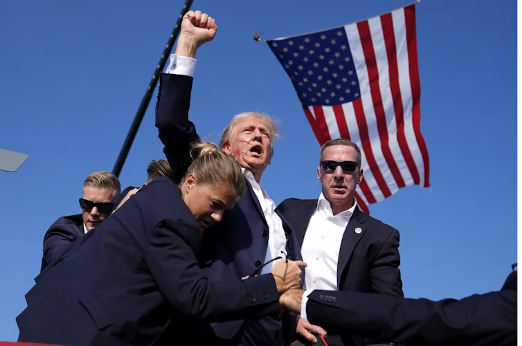 Donald Trump is surrounded by U.S. Secret Service agents