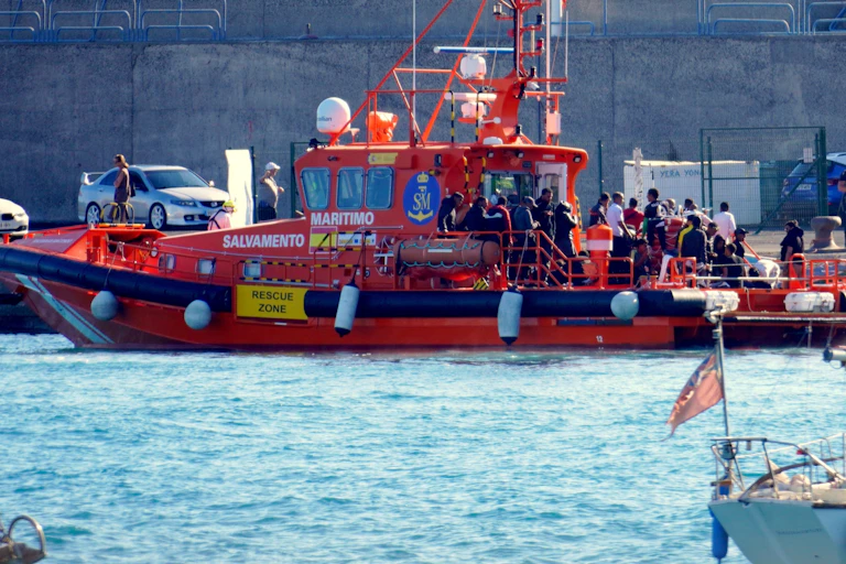 Un barco de rescate marítimo con migrantes africanos a bordo.