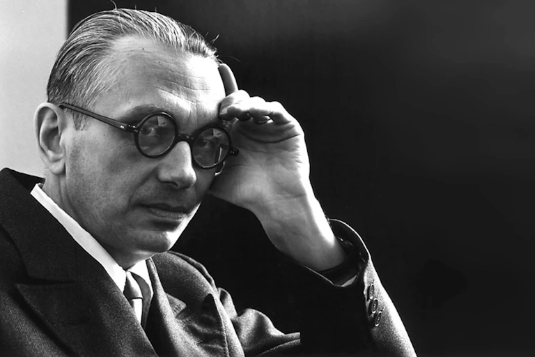 Portrait noir et blanc de Kurt Gödel, se tenant la tête et regardant vers l'objectif