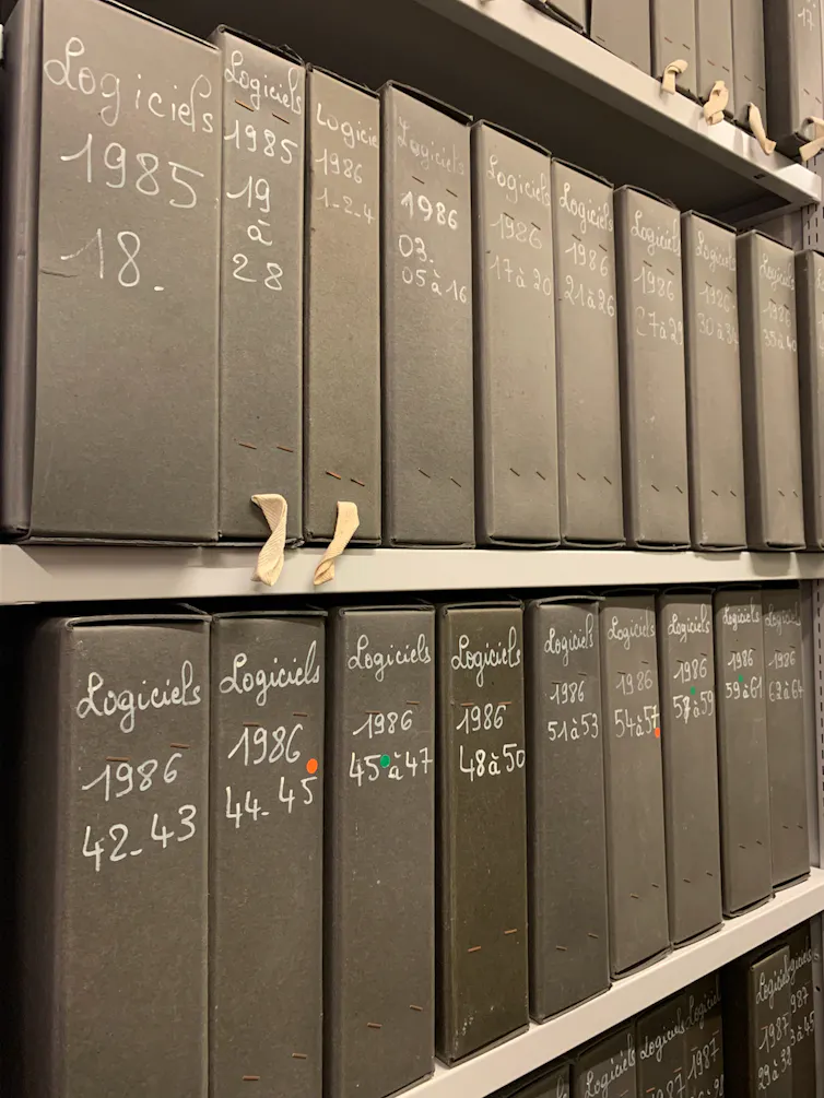 Boîtes d’archives portant la mention « Logiciels, 1985 » et « Logiciels, 1986 »