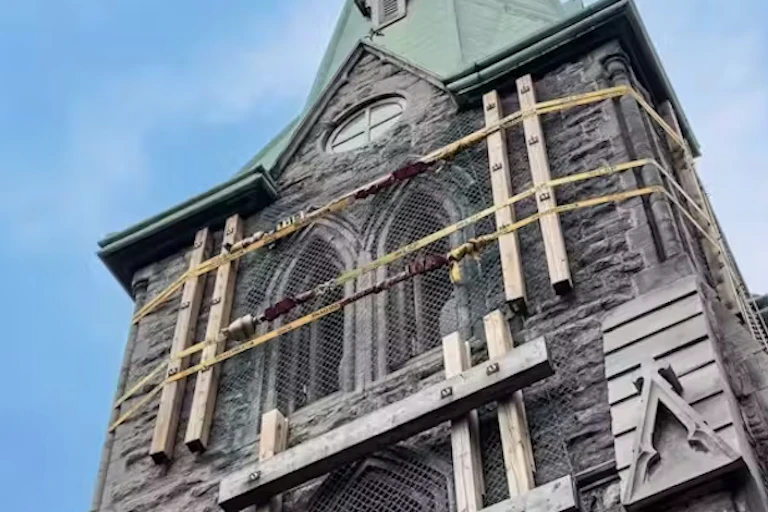 Gros plan d'un clocher d'église