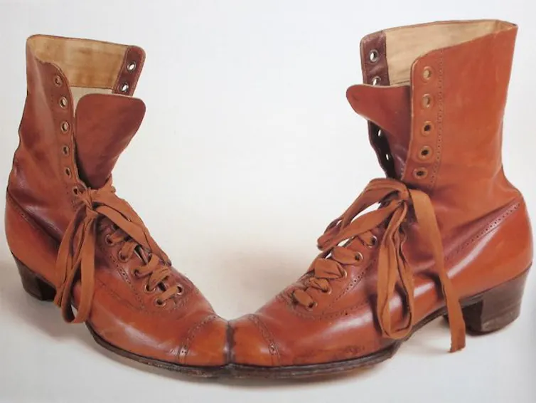 Imagen de dos botas victorianas unidas por la punta.