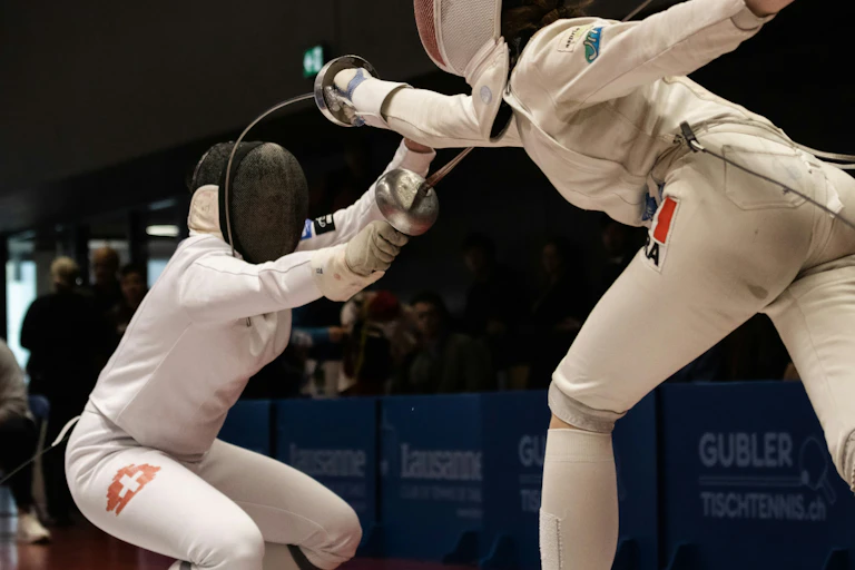 Deux escrimeurs en plein combat.