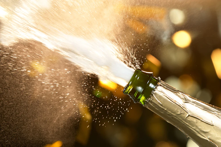 jet de champagne après l'ouverture de la bouteille