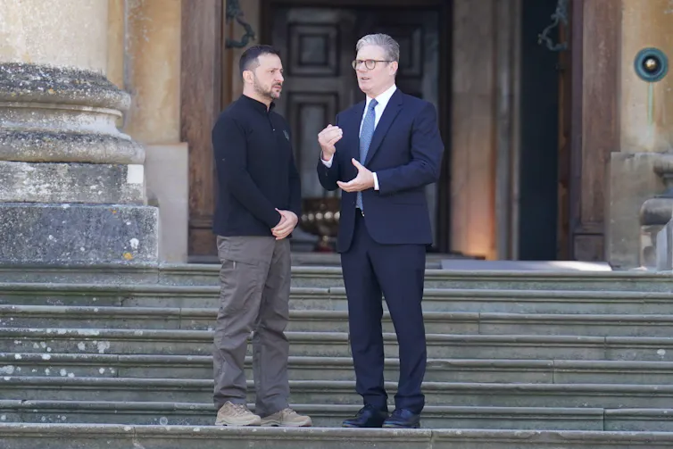 UK prime minister Keir Starmer stands with Ukrainian president Volodymyr Zelensky on the steps of a large building.