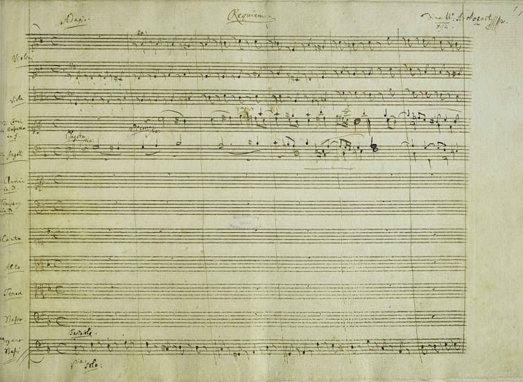 Sección de una página del manuscrito del Réquiem de W.A. Mozart, K 626. (1791), que muestra el encabezamiento de Mozart para el primer movimiento.
