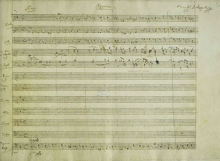 Sección de una página del manuscrito del Réquiem de W.A. Mozart, K 626. (1791), que muestra el encabezamiento de Mozart para el primer movimiento.