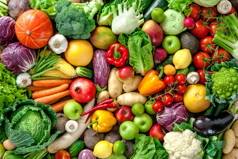 Seleção de frutas e legumes frescos.