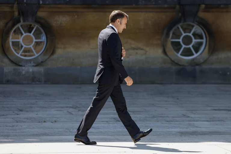 Le président français Emmanuel Macron arrive à la réunion de la Communauté politique européenne au Blenheim Palace à Woodstock, près d'Oxford, le 18 juillet 2024.