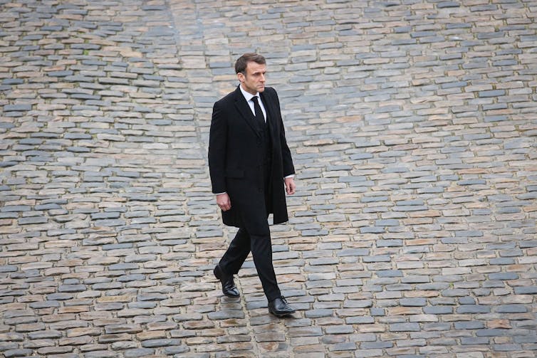 Emmanuel Macron lors de la cérémonie de remise de hommage aux victimes françaises des attentats terroristes du 7 octobre en Israël à l’Hôtel National des Invalides à Paris, le 7 février 2024.