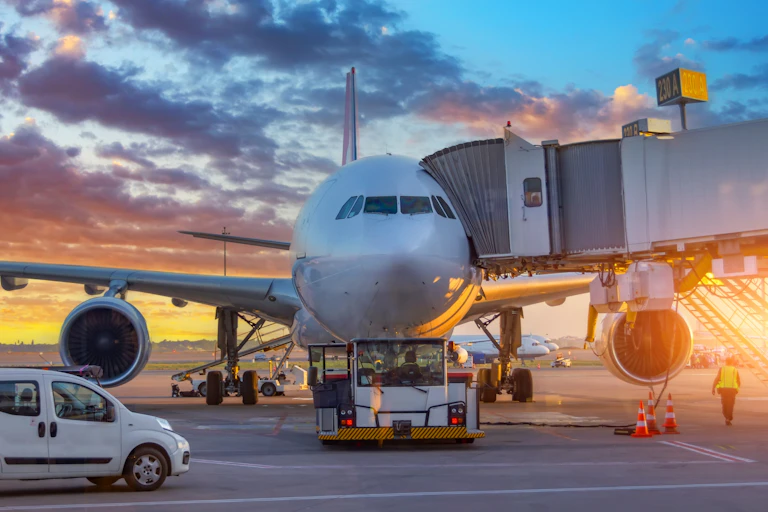 Avião parado num aeroporto