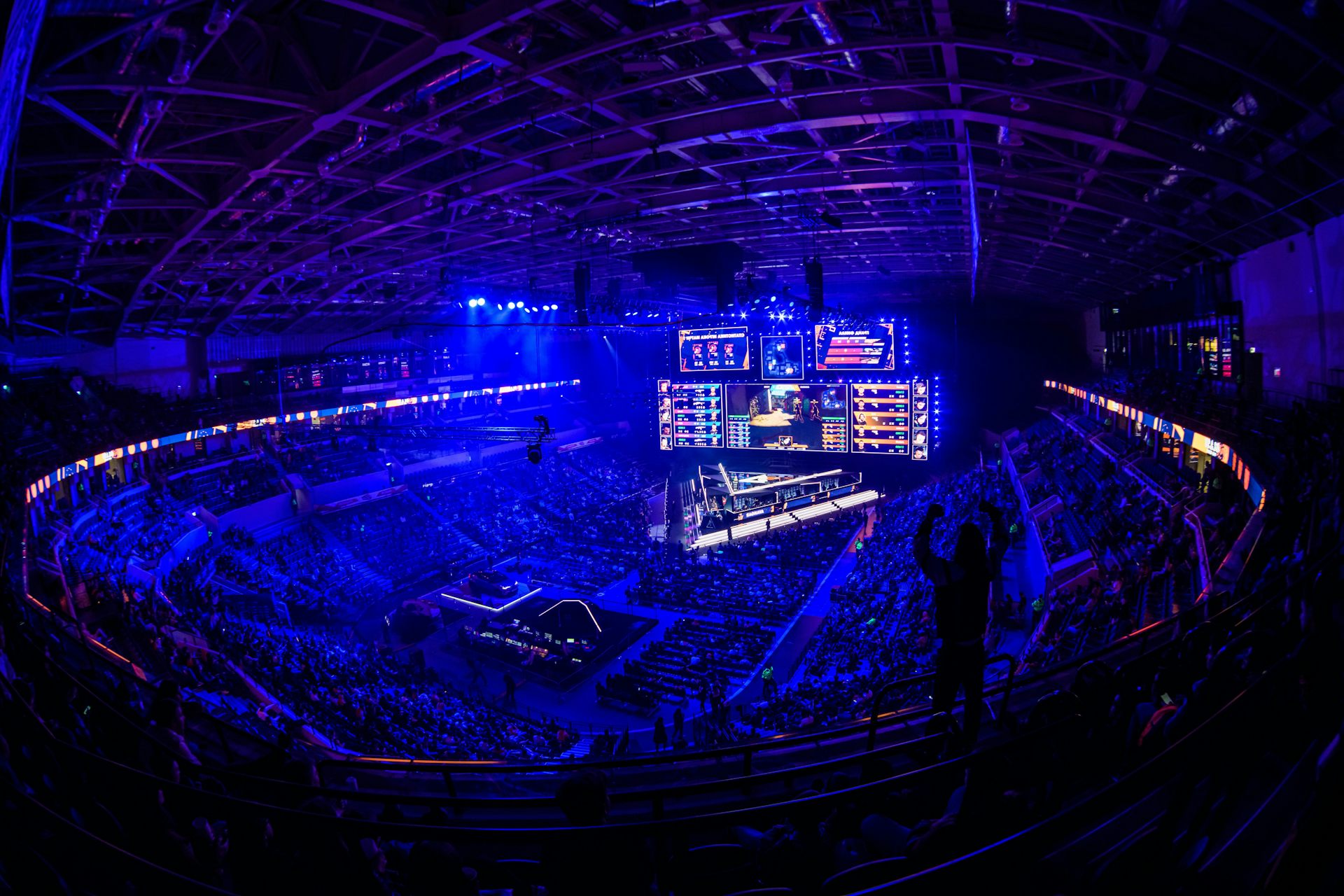 Des spectateurs encouragent des joueurs de jeux vidéo dans un stade