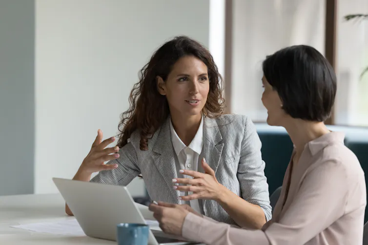 Deux femmes discutant dans un bureau