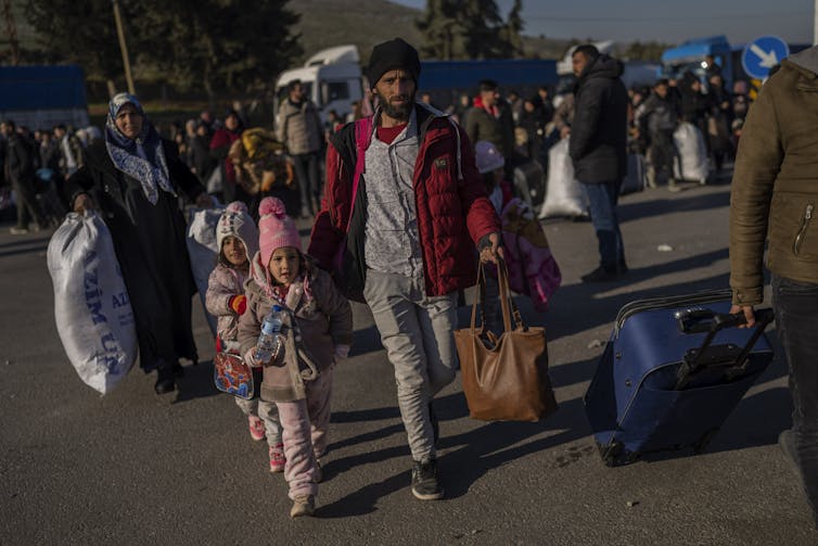 Syrians cross Turkish border.