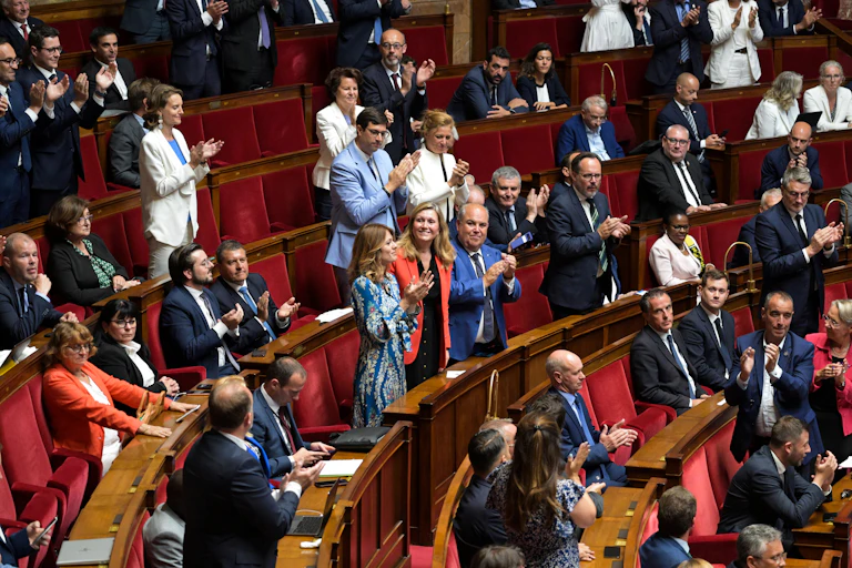 Yaël Braun-Pivet, membre du parti présidentiel largement battu aux élections législatives, a été réélue à la présidence de l'Assemblée nationale le 18 juillet 2024.