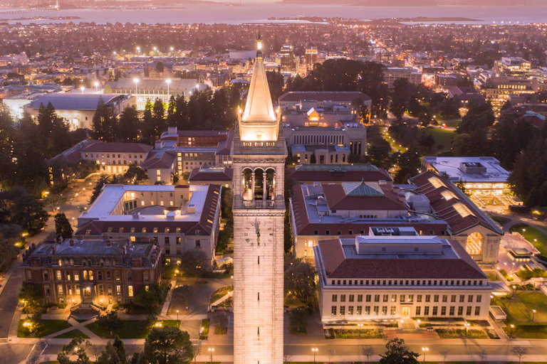 photo nocturne de l'université de Berkeley en Californie
