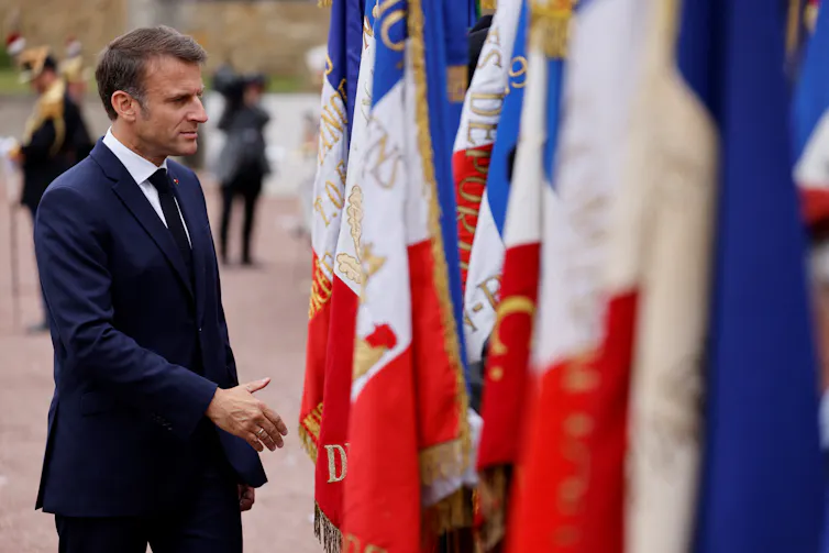 Emmanuel Macron salue les anciens combattants lors d’une cérémonie marquant le 84ᵉ anniversaire de l’appel à la résistance du général français Charles de Gaulle lors de la Seconde Guerre mondiale, le 18 juin 1940, au mémorial du Mont-Valérien à Suresnes